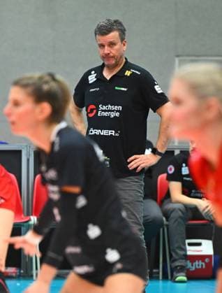 hinten: Trainer Alexander Waibl (Dresden), Dresdner SC gegen Allianz MTV Stuttgart, Volleyball, DVV-Pokal Halbfinale, DDV Pokal, Margon Arena Dresden Bodenbacher Straße, DSC, Saison 2023 2024, 14.12.2023,