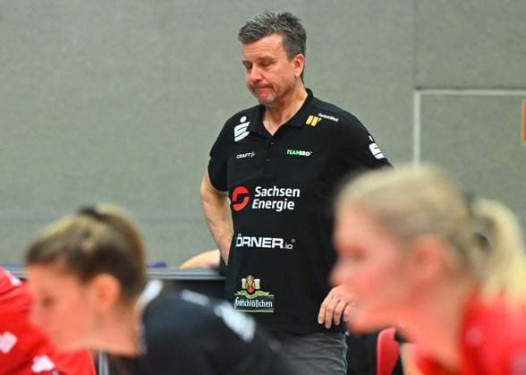 hinten: Trainer Alexander Waibl (Dresden), Dresdner SC gegen Allianz MTV Stuttgart, Volleyball, DVV-Pokal Halbfinale, DDV Pokal, Margon Arena Dresden Bodenbacher Straße, DSC, Saison 2023 2024, 14.12.2023,