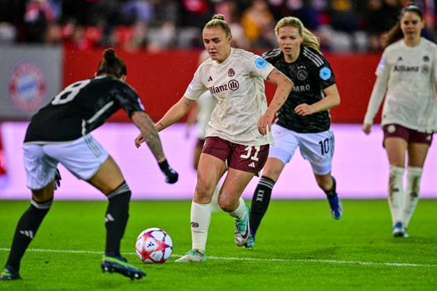 v.li.: Sherida SPITSE (Ajax, 8) Georgia Stanway (FC Bayern München, FCB, 31) Nadine NOORDAM (Ajax, 10) im Zweikampf, Duell, duel, tackle, Dynamik, Action, Aktion, 14.12.2023, München (Deutschland), Fussball, UEFA Womens Champions League, Gruppe C, FC Bayern München - Ajax Amsterdam