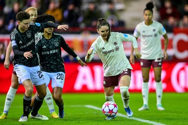 v.li.: Kay-Lee DE SANDERS (Ajax, 25) Lilian Isabella YOHANNES (Ajax, 20) Sarah Zadrazil (FC Bayern München, FCB, 25) im Zweikampf, Duell, duel, tackle, Dynamik, Action, Aktion, 14.12.2023, München (Deutschland), Fussball, UEFA Womens Champions League, Gruppe C, FC Bayern München - Ajax Amsterdam