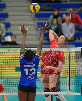14.12.2023, Dresdens Grace Frohling schmettert gegen Stuttgarts Krystal Rivers, Dresdner SC - MTV Allianz Stuttgart, Volleyball, DVV-Pokal, Halbfinale, Dresden Deutschland