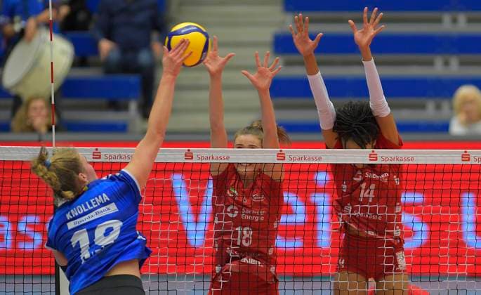 14.12.2023, Stuttgarts Jolien Knollema gegen den Dresdner Block mit Dresdens Sarah Straube und Dresdens Tia Jimerson, Dresdner SC - MTV Allianz Stuttgart, Volleyball, DVV-Pokal, Halbfinale, Dresden Deutschland