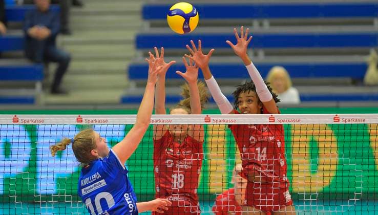 14.12.2023, Stuttgarts Jolien Knollema gegen den Dresdner Block mit Dresdens Sarah Straube und Dresdens Tia Jimerson, Dresdner SC - MTV Allianz Stuttgart, Volleyball, DVV-Pokal, Halbfinale, Dresden Deutschland