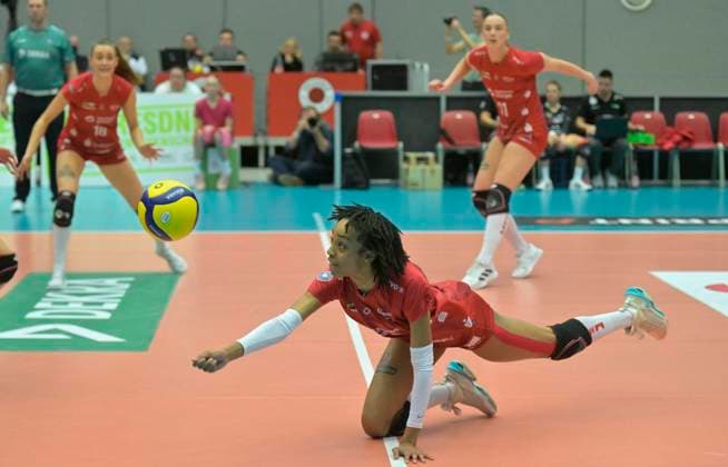 14.12.2023, toller Einsatz von Dresdens Tia Jimerson, Dresdner SC - MTV Allianz Stuttgart, Volleyball, DVV-Pokal, Halbfinale, Dresden Deutschland