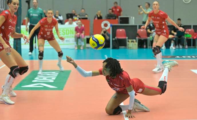 14.12.2023, toller Einsatz von Dresdens Tia Jimerson, Dresdner SC - MTV Allianz Stuttgart, Volleyball, DVV-Pokal, Halbfinale, Dresden Deutschland