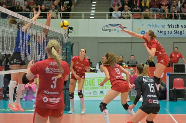 14.12.2023, Dresdens Grace Frohling schmettert, Dresdner SC - MTV Allianz Stuttgart, Volleyball, DVV-Pokal, Halbfinale, Dresden Deutschland