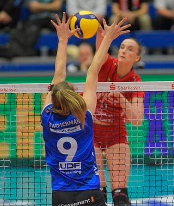 14.12.2023, Dresdens Grace Frohling gegen Stuttgarts Eline Timmerman, Dresdner SC - MTV Allianz Stuttgart, Volleyball, DVV-Pokal, Halbfinale, Dresden Deutschland