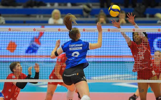 14.12.2023, Dresdens Tia Jimerson wehrt den Lupfer von Stuttgarts Eline Timmerman ab, Dresdner SC - MTV Allianz Stuttgart, Volleyball, DVV-Pokal, Halbfinale, Dresden Deutschland