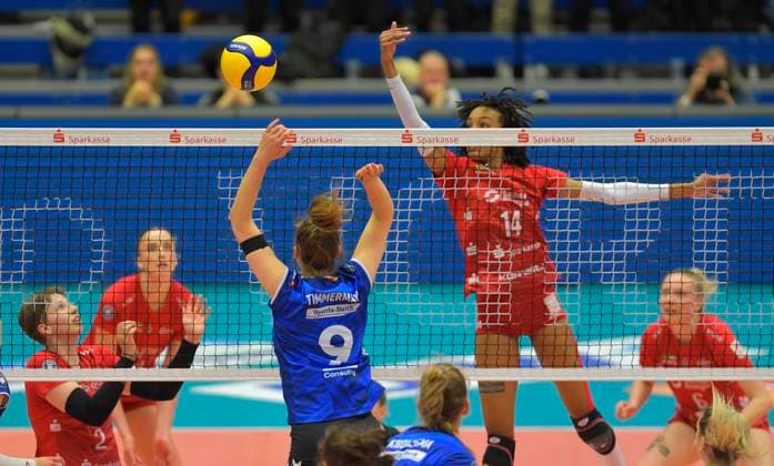 14.12.2023, Dresdens Tia Jimerson wehrt den Lupfer von Stuttgarts Eline Timmerman ab, Dresdner SC - MTV Allianz Stuttgart, Volleyball, DVV-Pokal, Halbfinale, Dresden Deutschland