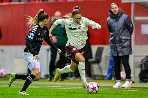 v.li.: Milicia KEIJZER (Ajax, 18) Katharina Naschenweng (FC Bayern München, FCB, 19) im Zweikampf, Duell, duel, tackle, Dynamik, Action, Aktion, 14.12.2023, München (Deutschland), Fussball, UEFA Womens Champions League, Gruppe C, FC Bayern München - Ajax Amsterdam