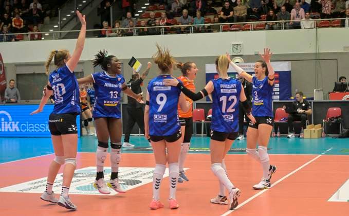 14.12.2023, Stuttgart jubelt nach dem Sieg, Dresdner SC - MTV Allianz Stuttgart 1:3, Volleyball, DVV-Pokal, Halbfinale, Dresden Deutschland