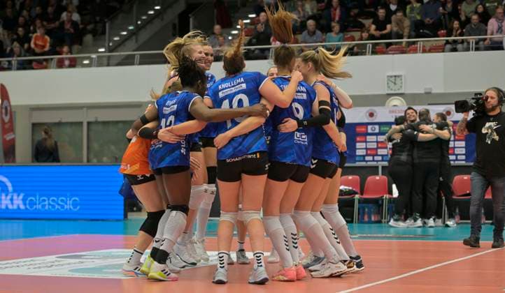 14.12.2023, Stuttgart jubelt nach dem Sieg, Dresdner SC - MTV Allianz Stuttgart 1:3, Volleyball, DVV-Pokal, Halbfinale, Dresden Deutschland