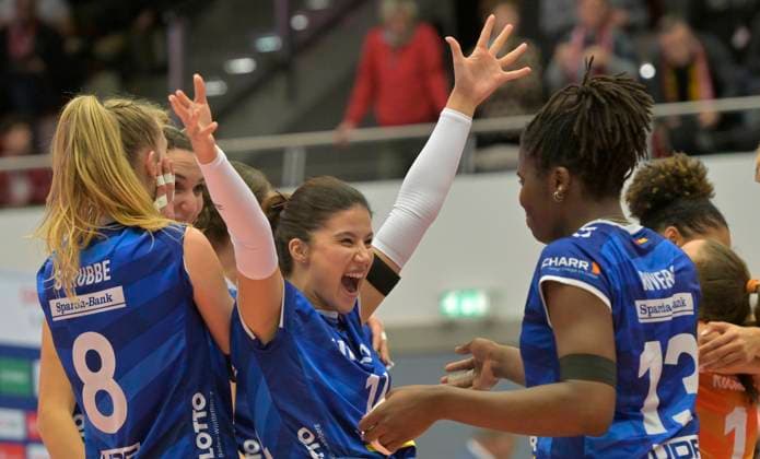 14.12.2023, Stuttgart jubelt nach dem Sieg, links Monique Strubbe, Mitte Ivana Vanjak, rechts, Krystal Rivers, Dresdner SC - MTV Allianz Stuttgart 1:3, Volleyball, DVV-Pokal, Halbfinale, Dresden Deutschland