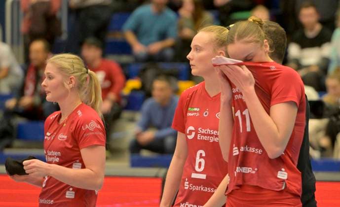 14.12.2023, Enttäuschung bei Dresdens Hester Jasper, Dresdens Jennifer Janiska und Dresdens Grace Frohling, Dresdner SC - MTV Allianz Stuttgart 1:3, Volleyball, DVV-Pokal, Halbfinale, Dresden Deutschland