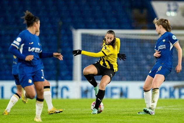 231214 Rusul Rosa Kafaji of Häcken and Sjoeke Nusken of Chelsea during the UEFA Women s Champions League football match between Chelsea and Häcken on December 14, 2023 in London. Photo: Mathias Bergeld BILDBYRAN kod MB MB0807 fotboll, football, soccer, fotball,champions league,chelsea,häc Copyright: MATHIASxBERGELD BB231214MB050