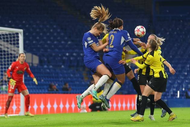 Sport Bilder des Tages Chelsea Women v BK Hacken FF UEFA Womens Champions League Mia Fishel of Chelsea Women challenging the ball from a corner during the UEFA Womens Champions League Group D match at Stamford Bridge, London Copyright: xChrisxMyattx FIL-19368-0032 UK Newspapers OUT