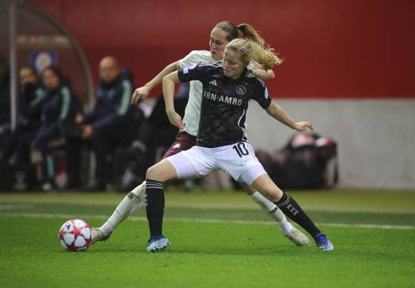 München, Deutschland 14. Dezember 2023: Fussball, Frauen, Champions League, 3.Spieltag, Saison 2023 2024, FC Bayern München - Ajax Amsterdam, Campus Sydney Lohmann (FC Bayern München) (hinten) mit Nadine Noordam (Ajax Amsterdam) (vorne) im Zweikampf, Kampf um den Ball