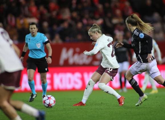 München, Deutschland 14. Dezember 2023: Fussball, Frauen, Champions League, 3.Spieltag, Saison 2023 2024, FC Bayern München - Ajax Amsterdam, Campus Franziska Kett (FC Bayern München) spielt einen Ball