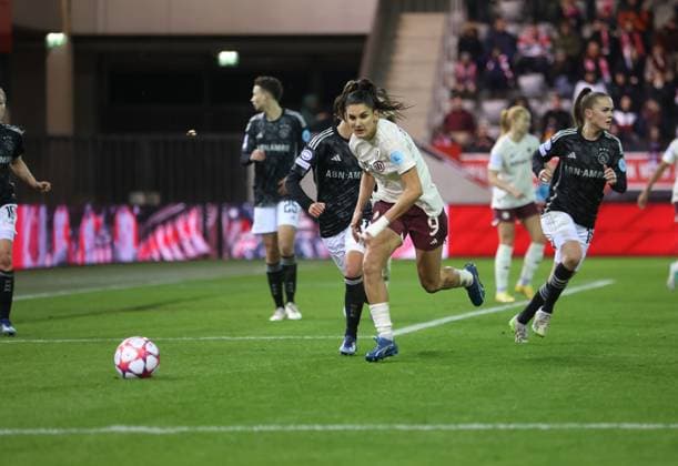 München, Deutschland 14. Dezember 2023: Fussball, Frauen, Champions League, 3.Spieltag, Saison 2023 2024, FC Bayern München - Ajax Amsterdam, Campus Jovana Damnjanovic (FC Bayern München) im Kampf um den Ball