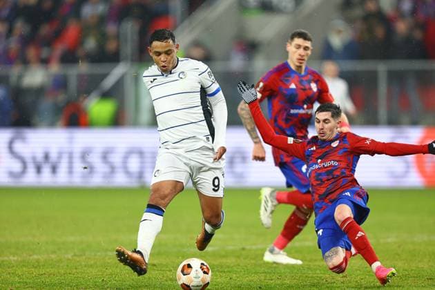 2023.12.14 Sosnowiec Pilka nozna UEFA Liga Europy Rakow Czestochowa - Atalanta BC N z Luis Muriel Srdjan Plavsic Foto Pawel Andrachiewicz PressFocus 2023.12.14 Sosnowiec Football UEFA Europa League Rakow Czestochowa - Atalanta BC Luis Muriel Srdjan Plavsic Credit: Pawel Andrachiewicz PressFocus NEWSPIX.PL --- Newspix.pl POLAND OUT!  20231214_PF_PA037