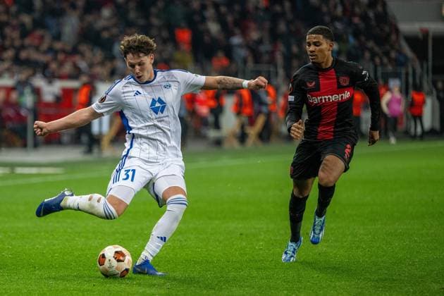 GER, EL, Bayer 04 Leverkusen vs Molde FK, Saison 2023 24, 14.12.2023, BayArena, Leverkusen, GER, EL, Bayer 04 Leverkusen vs Molde FK, Saison 2023 24, Im Bild: Mathias Johan Fjortoft Lovik (Molde FK, 01) Ball am Fuss; vorbei an Josip Stanisic (Bayer 04 Leverkusen, 02) Einzelaktion, Ganzkörper Ganzkoerper; Freisteller, Einzelbild, Aktion, Action, Spielszene; im Zweikampf, Duell, Dynamik, Aktion, Action, Spielszene;