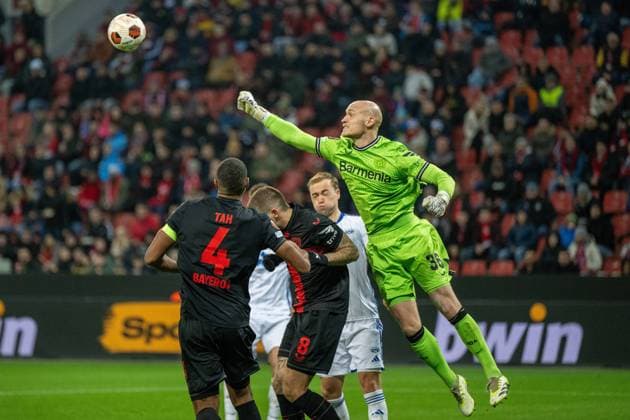 GER, EL, Bayer 04 Leverkusen vs Molde FK, Saison 2023 24, 14.12.2023, BayArena, Leverkusen, GER, EL, Bayer 04 Leverkusen vs Molde FK, Saison 2023 24, Im Bild: Niklas Lomb (Bayer 04 Leverkusen, 36) ein sicherer Schlussmann Faustabwehr im Zweikampf, Duell, Dynamik, Aktion, Action, Spielszene; Strafraum
