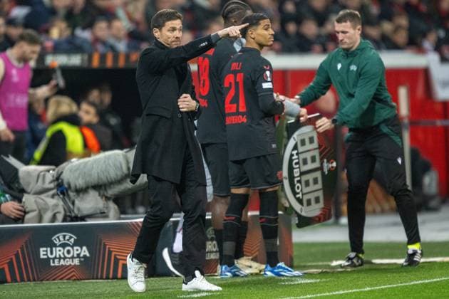 GER, EL, Bayer 04 Leverkusen vs Molde FK, Saison 2023 24, 14.12.2023, BayArena, Leverkusen, GER, EL, Bayer 04 Leverkusen vs Molde FK, Saison 2023 24, Im Bild: Xabi Alonso (Bayer 04 Leverkusen, Chef-Trainer) zeigt, ruft Einzelaktion, Ganzkörper Ganzkoerper; Freisteller, Einzelbild, Aktion, Action, Spielszene; Gestik, Mimik, Emotionen;