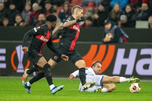 GER, EL, Bayer 04 Leverkusen vs Molde FK, Saison 2023 24, 14.12.2023, BayArena, Leverkusen, GER, EL, Bayer 04 Leverkusen vs Molde FK, Saison 2023 24, Im Bild: Fredrik Aasmundrud Gulbrandsen (Molde FK, 08) vor Robert Andrich (Bayer 04 Leverkusen, 08) und Nathan Tella (Bayer 04 Leverkusen, 19) im Zweikampf, Duell, Dynamik, Aktion, Action, Spielszene; Gestik, Mimik, Emotionen; Ball am Fuss;