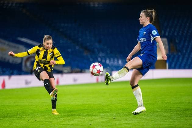 231214 Katariina Kosola of Häcken and Niamh Charles of Chelsea during the UEFA Women s Champions League football match between Chelsea and Häcken on December 14, 2023 in London. Photo: Mathias Bergeld BILDBYRAN kod MB MB0807 fotboll football soccer fotball champions league chelsea häcken dam bbeng Copyright: MATHIASxBERGELD BB231214MB097