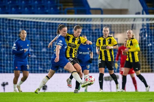 231214 Niamh Charles of Chelsea and Anna Anvegard of Häcken during the UEFA Women s Champions League football match between Chelsea and Häcken on December 14, 2023 in London. Photo: Mathias Bergeld BILDBYRAN kod MB MB0807 fotboll football soccer fotball champions league chelsea häcken dam bbeng Copyright: MATHIASxBERGELD BB231214MB099