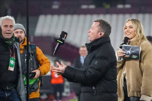 West Ham United - SC Freiburg Fußball: UEFA Europa League 2023 2024, 6. Spieltag, West Ham United - SC Freiburg, London Stadion: Fussball TV-Experte Lothar Matthäus jongliert mit RTL Hand-Mikrophone und wird von den Fans dafür gefeiert. Laura Papendick ist auch amüsiert und begeistert.
