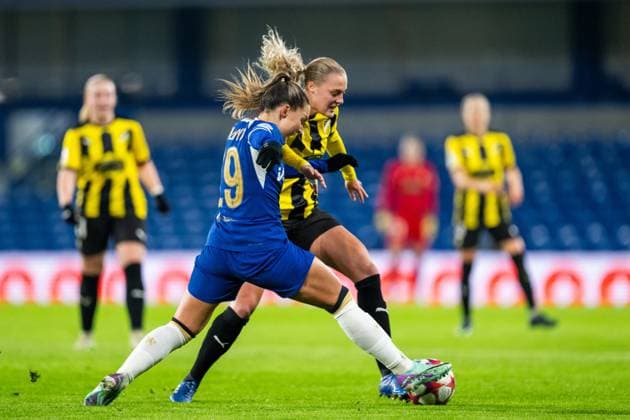 231214 Johanna Rytting Kaneryd of Chelsea and Elma Junttila Nelhage of Häcken during the UEFA Women s Champions League football match between Chelsea and Häcken on December 14, 2023 in London. Photo: Mathias Bergeld BILDBYRAN kod MB MB0807 fotboll football soccer fotball champions league chelsea häcken dam bbeng Copyright: MATHIASxBERGELD BB231214MB119
