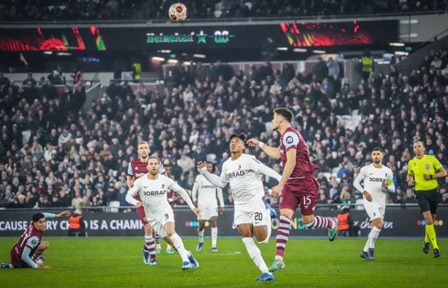 West Ham United - SC Freiburg Fußball: UEFA Europa League 2023 2024, 6. Spieltag, West Ham United - SC Freiburg, London Stadion: Szene (l-r): West Hams Nayef Aguerd am Boden, Freiburgs Lucas Höler und Freiburgs Junior Adamu mit West Hams Konstantinos Mavropanos