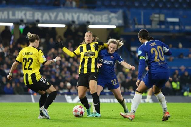 London, England, December 14th 2023: Rosa Kafaji (8 Häcken) and Erin Cuthbert (22 Chelsea) fight for the ball during the UEFA Women s Champions League match between Chelsea and Häcken at Stamford Bridge in London, England (Alexander Canillas SPP) Copyright: xAlexanderxCanillasx xSPPx spp-en-AlCaSp-IMG_8186