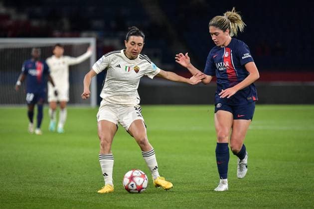 Women s Champions League - PSG v AS Roma AS Roma s defender Lucia Di Guglielmo (L) fights for the ball during the Women s UEFA Champions League football match between Paris Saint-Germain and AS Roma at the Parc des Princes stadium in Paris, France on December 14, 2023. Photo by Firas Abdullah ABACAPRESS.COM Paris Ile-de-France France  Copyright: xAbdullahxFiras ABACAx