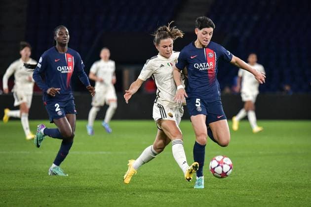 Sport Bilder des Tages Women s Champions League - PSG v AS Roma AS Roma s forward Emilie Haavi (L) fights for the ball during the Women s UEFA Champions League football match between Paris Saint-Germain and AS Roma at the Parc des Princes stadium in Paris, France on December 14, 2023. Photo by Firas Abdullah ABACAPRESS.COM Paris Ile-de-France France  Copyright: xAbdullahxFiras ABACAx