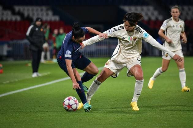 Women s Champions League - PSG v AS Roma AS Roma s midfielder Saki Kumagai (C) fights for the ball during the Women s UEFA Champions League football match between Paris Saint-Germain and AS Roma at the Parc des Princes stadium in Paris, France on December 14, 2023. Photo by Firas Abdullah ABACAPRESS.COM Paris Ile-de-France France  Copyright: xAbdullahxFiras ABACAx