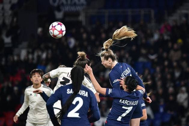 Women s Champions League - PSG v AS Roma Paris Saint-Germain s Jade Le Guilly (R) heads the ball during the Women s UEFA Champions League football match between Paris Saint-Germain and AS Roma at the Parc des Princes stadium in Paris, France on December 14, 2023. Photo by Firas Abdullah ABACAPRESS.COM Paris Ile-de-France France  Copyright: xAbdullahxFiras ABACAx