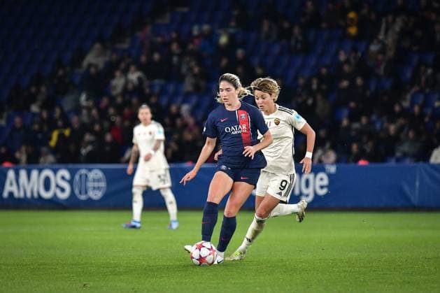 Women s Champions League - PSG v AS Roma Paris Saint-Germain s midfielder Korbin Albert (L) fights for the ball during the Women s UEFA Champions League football match between Paris Saint-Germain and AS Roma at the Parc des Princes stadium in Paris, France on December 14, 2023. Photo by Firas Abdullah ABACAPRESS.COM Paris Ile-de-France France  Copyright: xAbdullahxFiras ABACAx