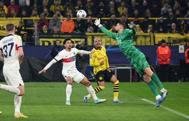 v.re., Torwart Gianluigi Donnarumma (Paris Saint Germain), Donyell Malen (Borussia Dortmund), Marquinhos (Paris Saint Germain) 13.12.2023, Fussball Champions League, Saison 2023 2024, Vorrunde, 6. Spieltag, Borussia Dortmund - Paris Saint Germain 1:1 Dortmund Signal Iduna Park Nordrhein Westfalen Deutschland