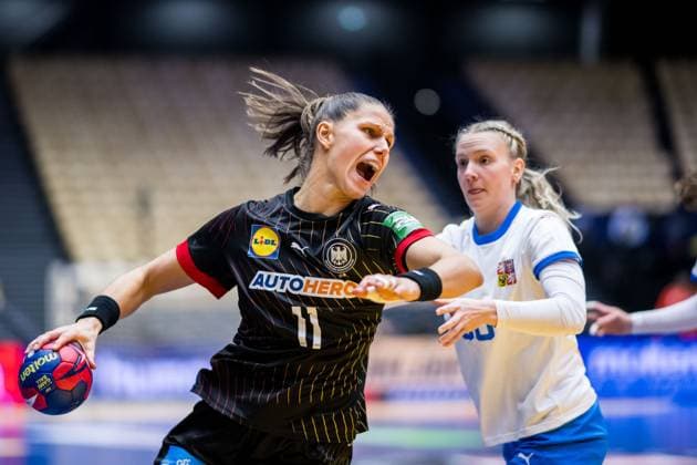 231215 Xenia Smits of Germany and Charlotte Cholevova of Czech Republic during the IHF Women?s World Championship, WM, Weltmeisterschaft handball match between Germany and Czech Republic on December 15, 2023 in Herning. Photo: Petter Arvidson BILDBYRAN kod PA PA0708 handball handboll handball handboll handball bbeng vm handball-vm handbolls-vm ihf handball world championship world handball championship 2023 world championship 2023 tyskland tjeckien germany czech republic dam bbeng Copyright: PETTERxARVIDSON BB231215PA027