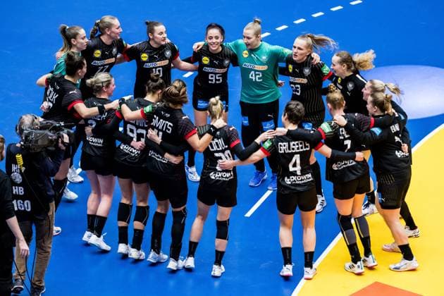 Sport Themen der Woche KW50 Sport Bilder des Tages 231215 Players of Germany celebrate after the IHF Women?s World Championship, WM, Weltmeisterschaft handball match between Germany and Czech Republic on December 15, 2023 in Herning. Photo: Petter Arvidson BILDBYRAN kod PA PA0708 handball handboll handball handboll handball bbeng vm handball-vm handbolls-vm ihf handball world championship world handball championship 2023 world championship 2023 tyskland tjeckien germany czech republic dam bbeng *** 231215 Players of Germany celebrate after the IHF Women?s World Championship handball match between Germany and Czech Republic on December 15, 2023 in Herning Photo Petter Arvidson BILDBYRAN code PA PA0708 handball handball handball handball handball bbeng vm handball vm handbolls vm ihf handball world championship world handball championship 2023 world championship 2023 germany czech republic dam bbeng  Copyright: PETTERxARVIDSON BB231215PA048