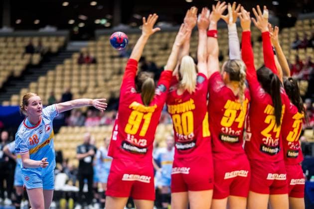 231215 Dione Housheer of Netherlands during the IHF Women?s World Championship, WM, Weltmeisterschaft handball match between Montenegro and Netherlands on December 15, 2023 in Herning. Photo: Petter Arvidson BILDBYRAN kod PA PA0709 handball handboll handball handboll handball bbeng vm handball-vm handbolls-vm ihf handball world championship world handball championship 2023 world championship 2023 montenegro nederländerna netherlands dam bbeng Copyright: PETTERxARVIDSON BB231215PA071