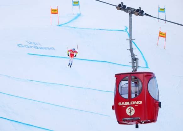 Bilder des Jahres 2023, Sport 12 Dezember Sport Themen der Woche KW50 Sport Bilder des Tages ALPINE SKIING - FIS WC Val Gardena VAL GARDENA,ITALY,15.DEC.23 - ALPINE SKIING - FIS World Cup, Super G, men. Image shows Marco Odermatt (SUI) and a gondola.  GEPAxpictures xThomasxBachun