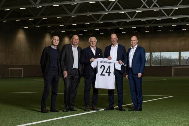 Sport Themen der Woche KW50 Sport Bilder des Tages Fussball Euro 2024 DFB, Deutscher Fussball-Bund, DFB Maenner-Nationalmannschaft: Das Trainingslager zur Vorbereitung auf die UEFA EURO, EM, Europameisterschaft,Fussball 2024 wird im Spa & Golf Resort Weimarer Land stattfinden. Vorstellung im DFB-Campus mit: v.l. Bernd Neuendorf (DFB-Praesident), Matthias Grafe (Geschaeftsfuehrer Spa & GolfResort Weimarer Land), Rudi Voeller (DFB-Sportdirektor Maenner-Nationamannschaft), Wolfgang Tiefensee (Witschaftsminister Thueringen), Andreas Krey (Geschaeftsfuehrer LEG Thueringen), Frankfurt am Main, 15.12.2023, Foto: Thomas Boecker DFB DFB Maenner-Nationalmannschaft trainiert vor der EURO 2024 in Thueringen *** Football Euro 2024 DFB, Deutscher Fussball Bund, DFB Maenner Nationalmannschaft The training camp to prepare for the UEFA EURO 2024 will take place at the Spa Golf Resort Weimarer Land Presentation at the DFB Campus with f l Bernd Neuendorf DFB President , Matthias Grafe Managing Director Spa GolfResort Weimarer Land , Rudi Voeller DFB Sports Director Mens National Team , Wolfgang Tiefensee Witschaftsminister Thueringen , Andreas Krey Managing Director LEG Thueringen , Frankfurt am Main, 15 12 2023, Photo Thomas Boecker DFB DFB Mens National Team trains before the EURO 2024 in Thuringia