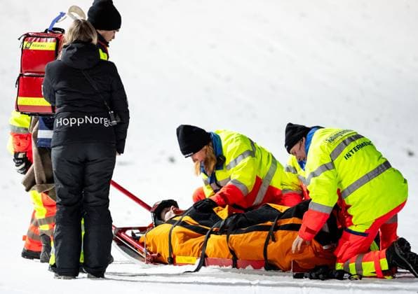 Sport Themen der Woche KW50 Sport Bilder des Tages Ski jumping, Skispringen, Ski, nordisch - FIS WC Engelberg ENGELBERG,SWITZERLAND,15.DEC.23 - NORDIC SKIING, SKI JUMPING - FIS World Cup, large hill, ladies. Image shows Anna Odine Stroem (NOR) and medics.  GEPAxpictures xMaticxKlansek