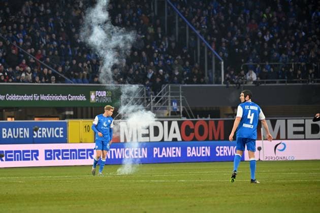 Sport Themen der Woche KW50 Sport Bilder des Tages Paderborn, Home Deluxe Arena, 15.12.23, GER, Herren, 2.Bundesliga, Saison 2023-2024, SC Paderborn 07 - FC Hansa Rostock Bild: Ein Feuerwerkskörper landet knapp neben Felix RUSCHKE (Rostock). Das Spiel wird unterbrochen Only for editorial use! DFL regulations prohibit any use of photographs as image sequences and or quasi-video. NRW Deutschland *** Paderborn, Home Deluxe Arena, 15 12 23, GER, Herren, 2 Bundesliga, Saison 2023 2024, SC Paderborn 07 FC Hansa Rostock Bild Ein Feuerwerkskörper lands knapp neben Felix RUSCHKE Rostock Das Spiel wird unterbrochen Only for editorial use DFL regulations prohibit any use of photographs as image sequences and or quasi video NRW Deutschland