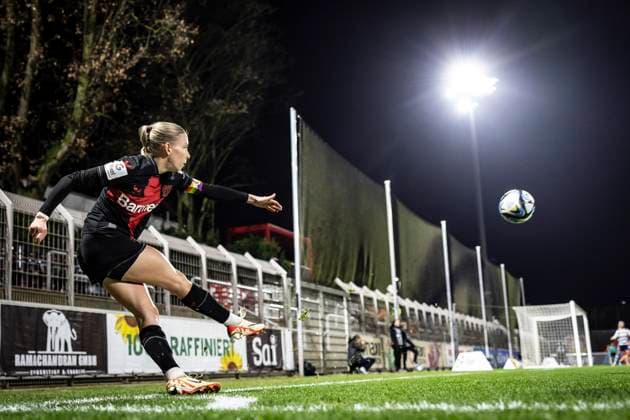 Sport Themen der Woche KW50 Sport Bilder des Tages Bayer 04 Leverkusen vs. MSV Duisburg, 15.12.2023 Elisa Senss (Bayer 04 Leverkusen,6) beim Eckball; Google Pixel Frauen-Bundesliga, Spieltag 10: Bayer 04 Leverkusen vs. MSV Duisburg am 15.12.2023 im Ulrich-Haberland-Stadion in Leverkusen. Die DFL-Bestimmungen verbieten die Verwendung von Fotografien als Bildsequenzen und oder Quasi-Videos. *** Bayer 04 Leverkusen vs MSV Duisburg, 15 12 2023 Elisa Senss Bayer 04 Leverkusen,6 at corner kick Google Pixel Womens Bundesliga, Matchday 10 Bayer 04 Leverkusen vs MSV Duisburg on 15 12 2023 at Ulrich Haberland Stadium in Leverkusen The DFL regulations prohibit the use of photographs as image sequences and or quasi videos Copyright: xBEAUTIFULxSPORTS AxelxKohringx