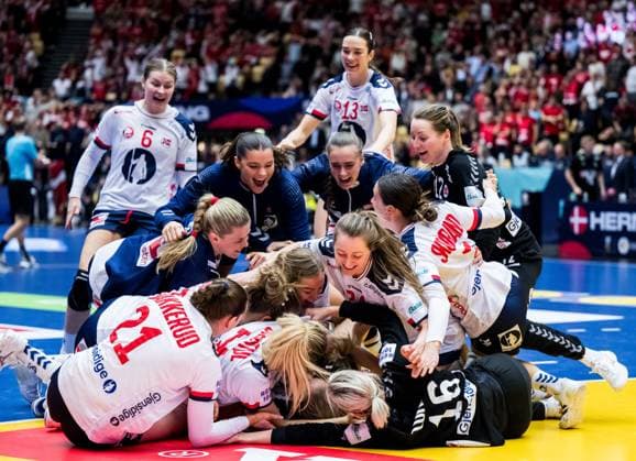 Sport Themen der Woche KW50 Sport Bilder des Tages 231215 Players of Norway celebrate after the IHF Women?s World Championship, WM, Weltmeisterschaft handball semifinal match between Denmark and Norway on December 15, 2023 in Herning. Photo: Petter Arvidson BILDBYRAN kod PA PA0710 handball handboll handball handboll handball bbeng vm handball-vm handbolls-vm ihf handball world championship world handball championship 2023 world championship 2023 danmark norway norge denmark dam bbeng semifinal *** 231215 Players of Norway celebrate after the IHF Women?s World Championship handball semifinal match between Denmark and Norway on December 15, 2023 in Herning Photo Petter Arvidson BILDBYRAN code PA PA0710 handball handball handball handball bbeng vm handball vm handbolls vm ihf handball world championship world handball championship 2023 world championship 2023 denmark norway norge denmark dam bbeng semifinal  Copyright: PETTERxARVIDSON BB231215PA248