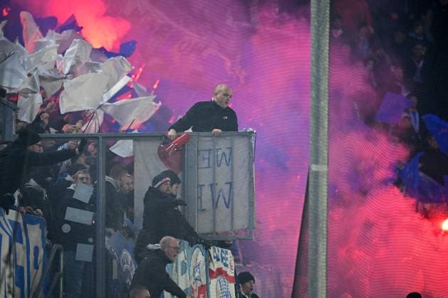 Paderborn, Home Deluxe Arena, 15.12.23, GER, Herren, 2.Bundesliga, Saison 2023-2024, SC Paderborn 07 - FC Hansa Rostock Bild: Fankurve, Fans, Fanblock Rostock mit Feuer, Rauch, Bengali, Bengalis, bengalisches Feuer, zuenden Feuerwerk, Rauchbombe Only for editorial use! DFL regulations prohibit any use of photographs as image sequences and or quasi-video. NRW Deutschland